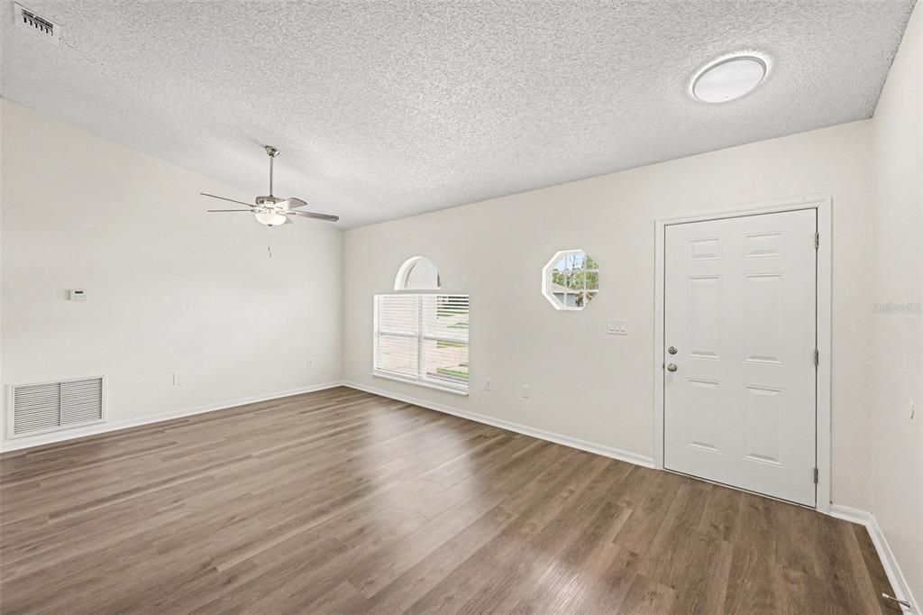 For Sale: $294,900 (3 beds, 2 baths, 1613 Square Feet)