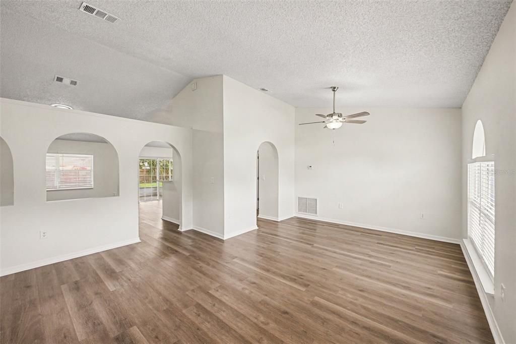 For Sale: $294,900 (3 beds, 2 baths, 1613 Square Feet)