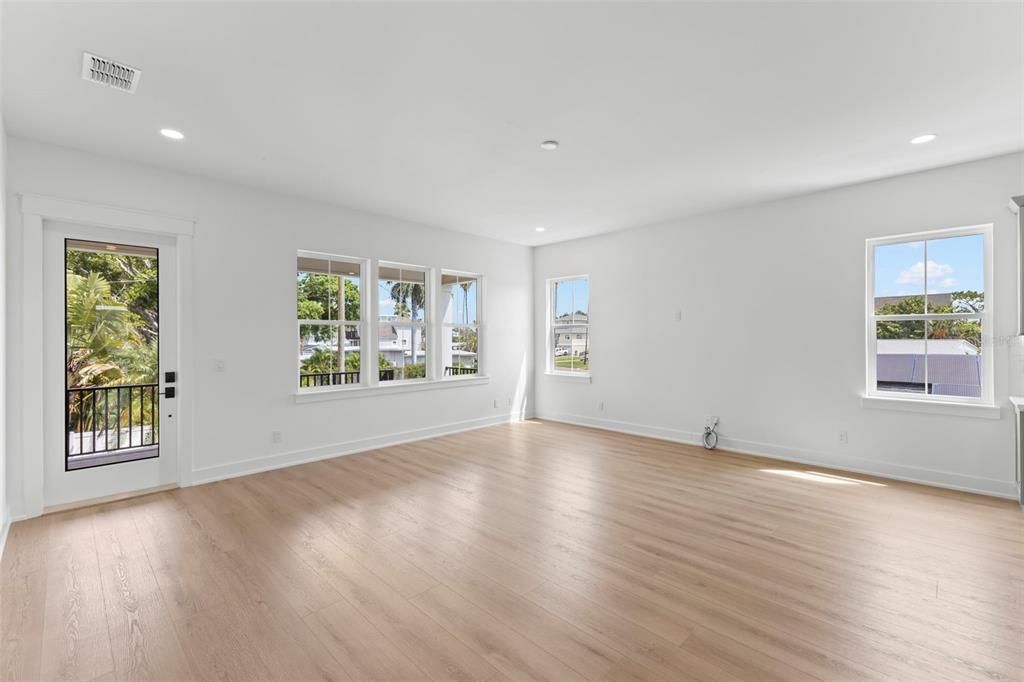 En Venta: $929,900 (4 camas, 2 baños, 2168 Pies cuadrados)