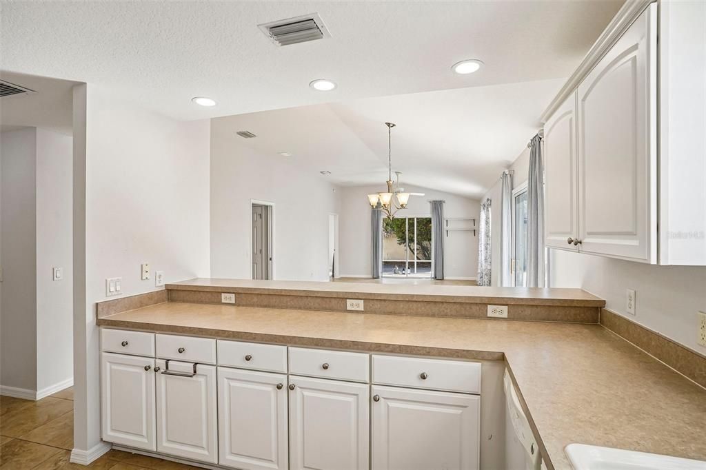 Active With Contract: $315,000 (2 beds, 2 baths, 1138 Square Feet)
