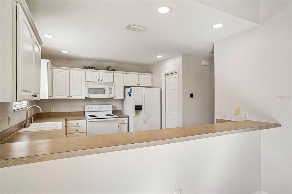 Active With Contract: $315,000 (2 beds, 2 baths, 1138 Square Feet)