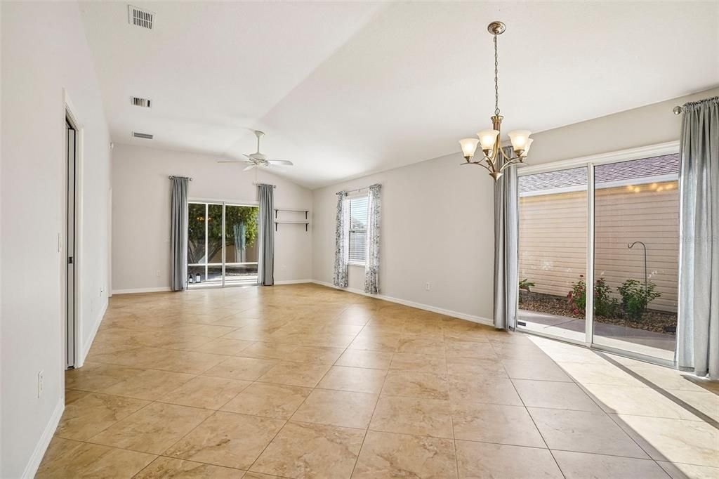 Active With Contract: $315,000 (2 beds, 2 baths, 1138 Square Feet)