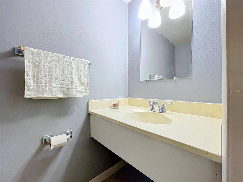 For Sale: $165,000 (2 beds, 1 baths, 1102 Square Feet)