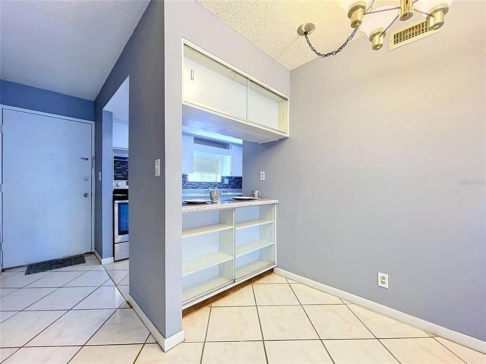 For Sale: $165,000 (2 beds, 1 baths, 1102 Square Feet)