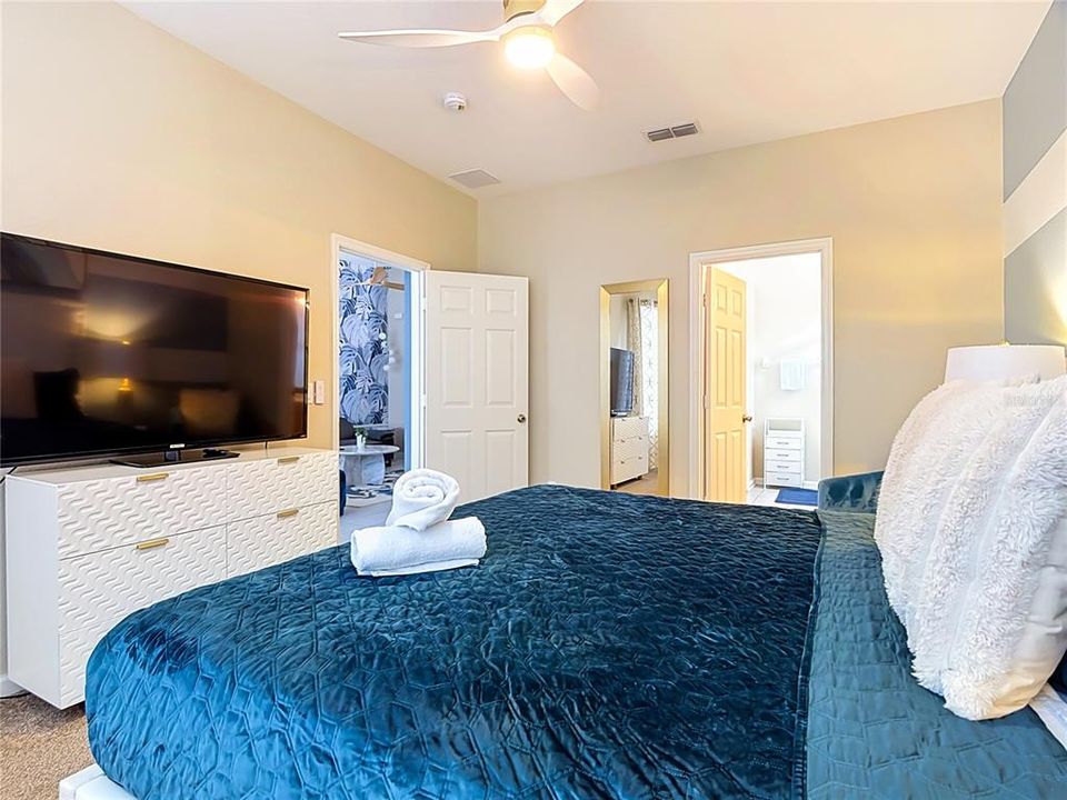 En Venta: $699,900 (5 camas, 5 baños, 2494 Pies cuadrados)