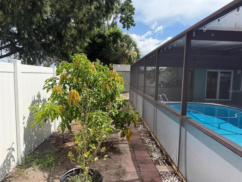 For Sale: $315,000 (2 beds, 2 baths, 1442 Square Feet)