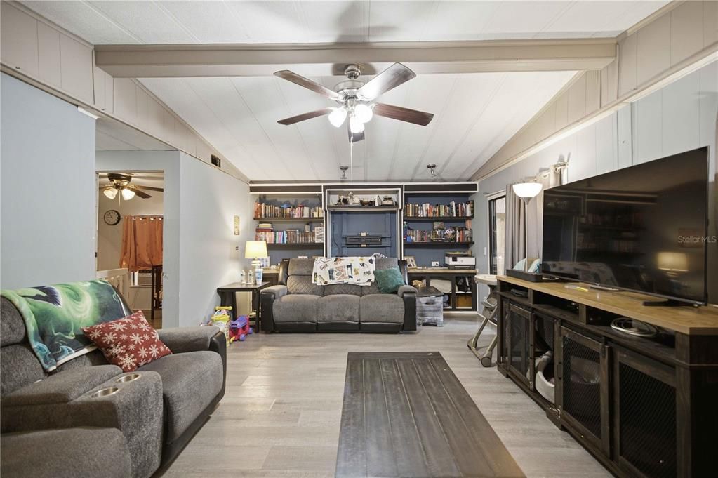 For Sale: $155,000 (2 beds, 2 baths, 1248 Square Feet)