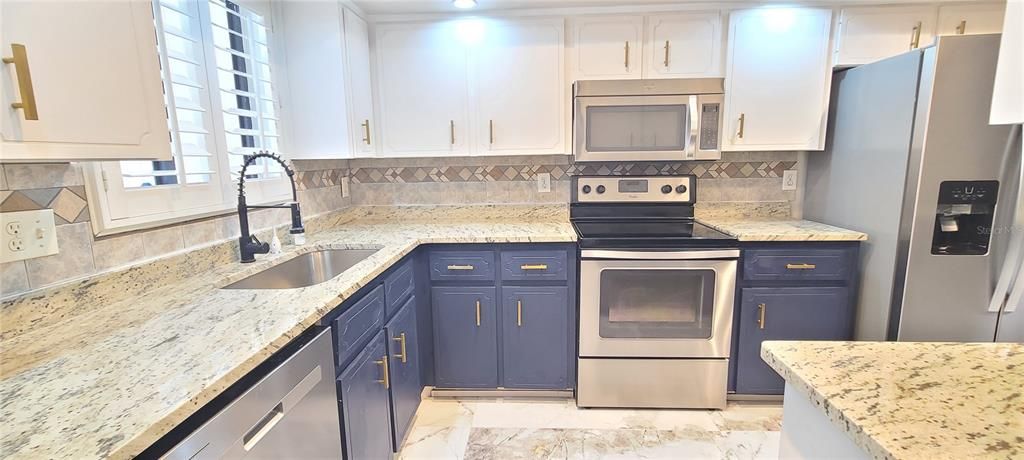 For Sale: $229,900 (2 beds, 2 baths, 1588 Square Feet)
