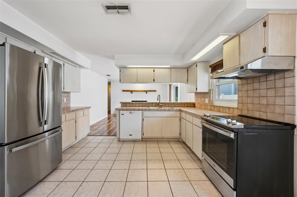 En Venta: $1,100,000 (3 camas, 2 baños, 1950 Pies cuadrados)