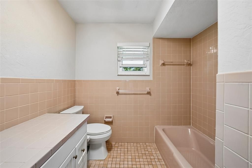 En Venta: $1,100,000 (3 camas, 2 baños, 1950 Pies cuadrados)