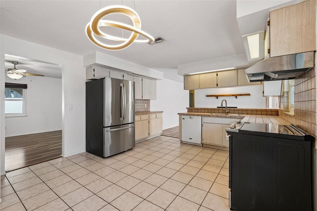En Venta: $1,100,000 (3 camas, 2 baños, 1950 Pies cuadrados)