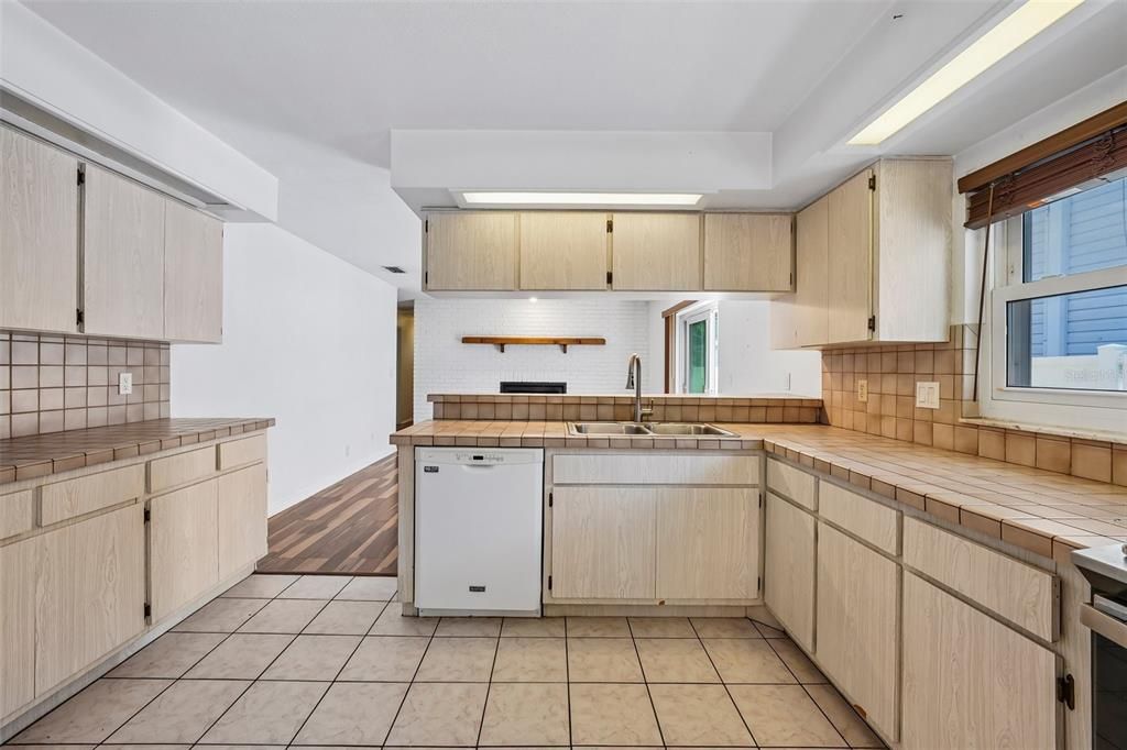 En Venta: $1,100,000 (3 camas, 2 baños, 1950 Pies cuadrados)