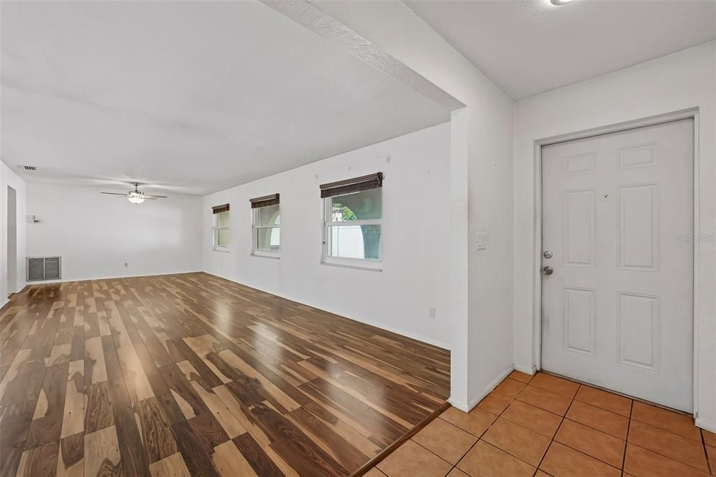 En Venta: $1,100,000 (3 camas, 2 baños, 1950 Pies cuadrados)