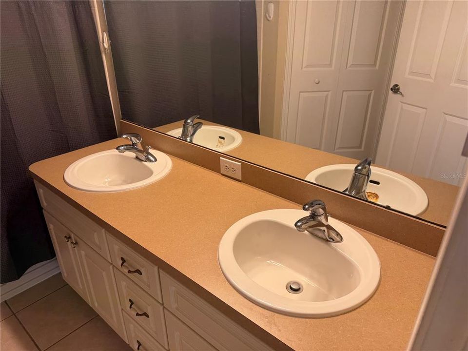 For Rent: $2,350 (4 beds, 2 baths, 2063 Square Feet)