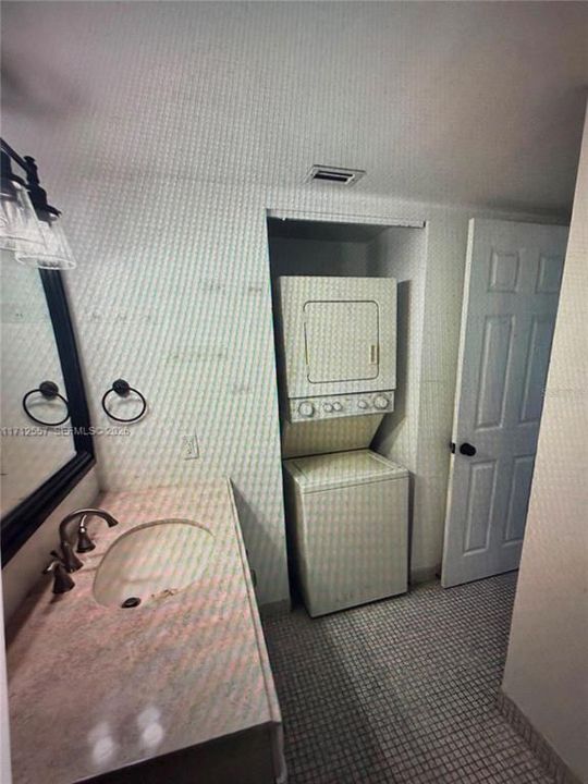For Sale: $154,900 (2 beds, 2 baths, 873 Square Feet)
