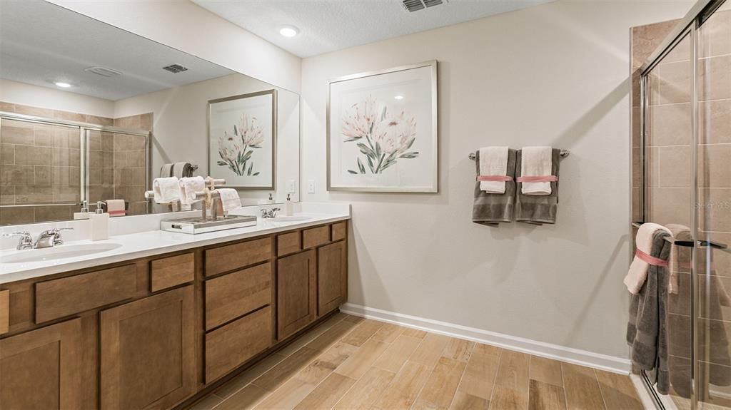 For Sale: $400,000 (3 beds, 3 baths, 2033 Square Feet)