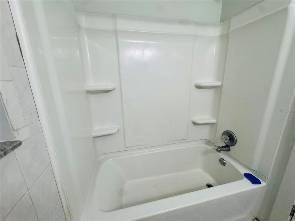 Activo con contrato: $1,950 (3 camas, 1 baños, 1326 Pies cuadrados)