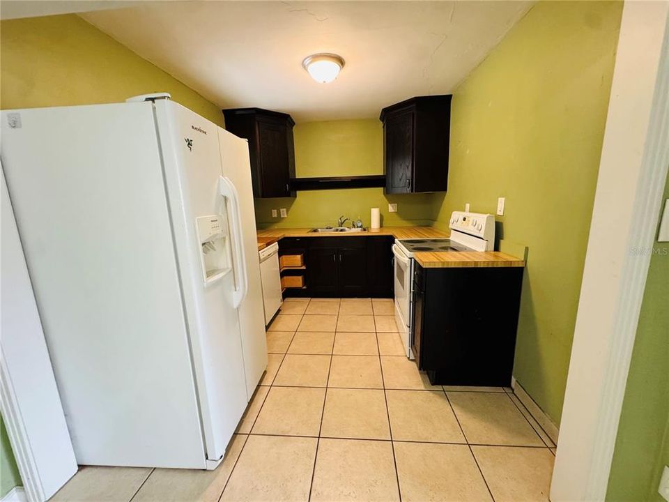 Activo con contrato: $1,950 (3 camas, 1 baños, 1326 Pies cuadrados)