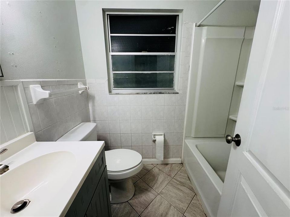 Activo con contrato: $1,950 (3 camas, 1 baños, 1326 Pies cuadrados)