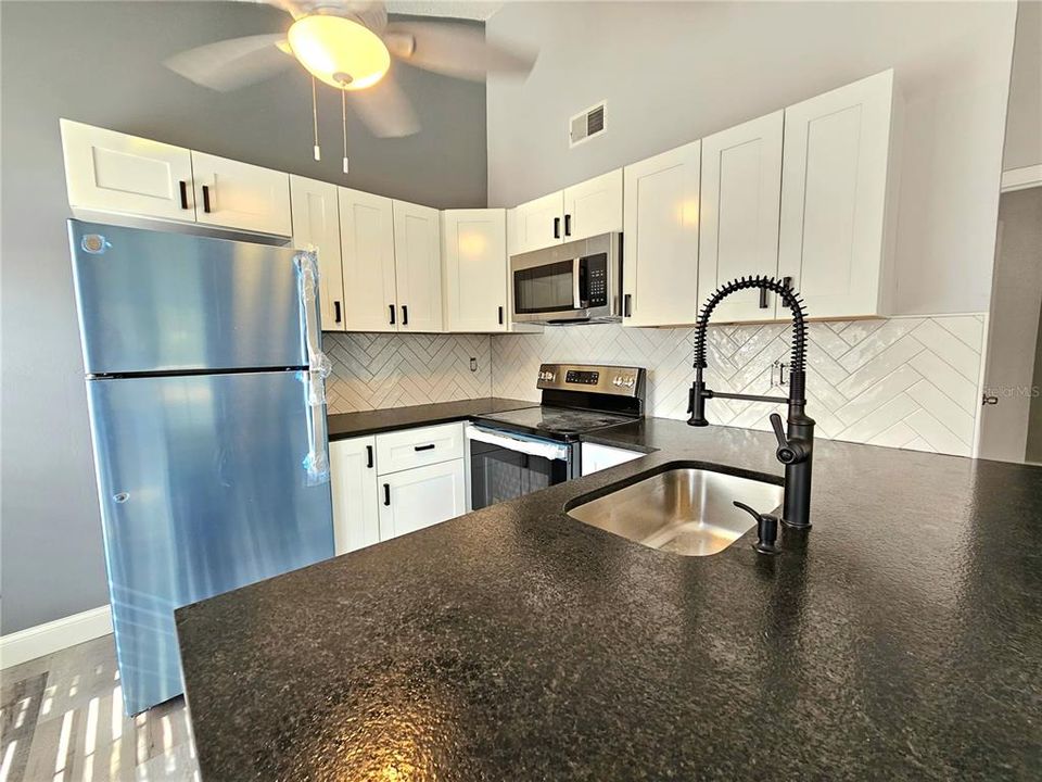 For Rent: $2,100 (3 beds, 1 baths, 1069 Square Feet)