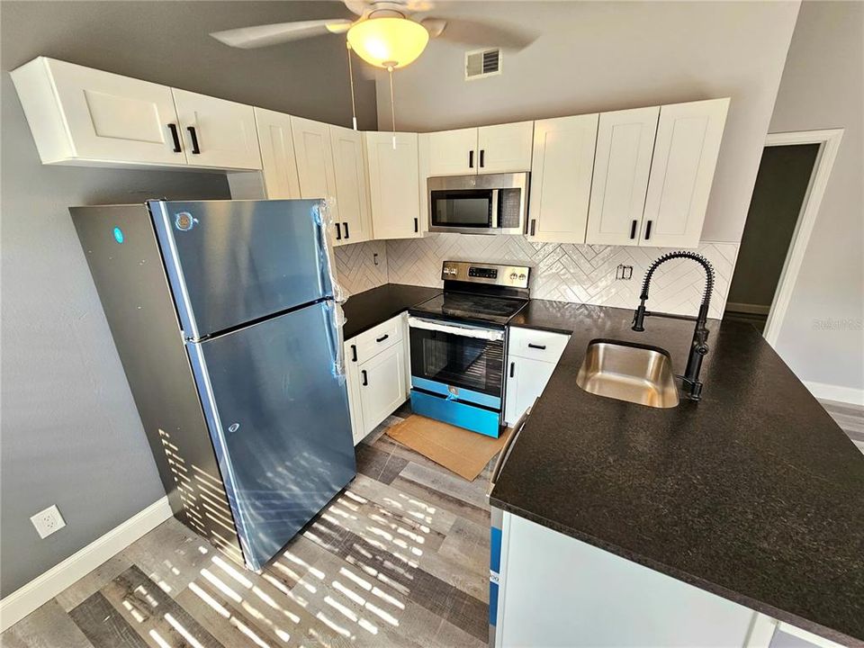 For Rent: $2,100 (3 beds, 1 baths, 1069 Square Feet)