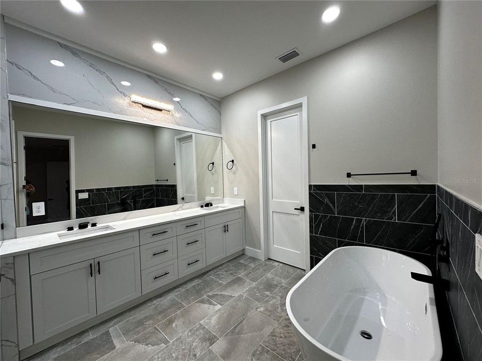 For Rent: $2,950 (4 beds, 2 baths, 2198 Square Feet)