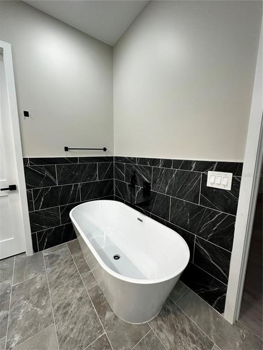 For Rent: $2,950 (4 beds, 2 baths, 2198 Square Feet)