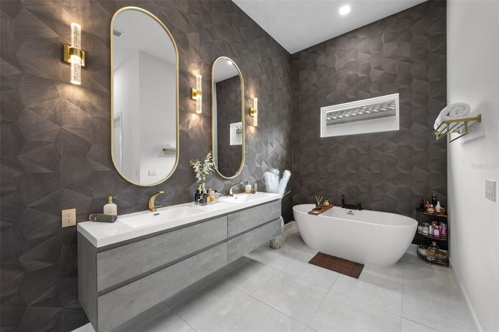 Active With Contract: $1,150,000 (3 beds, 3 baths, 3072 Square Feet)