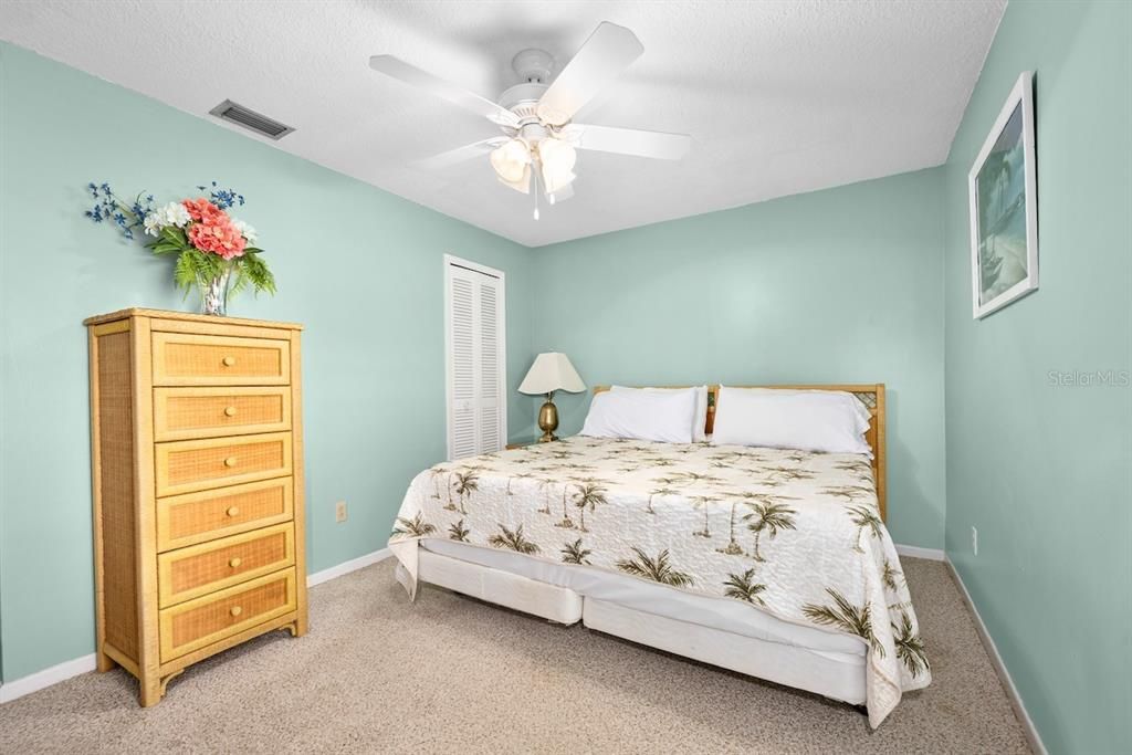 For Sale: $350,000 (3 beds, 2 baths, 1402 Square Feet)