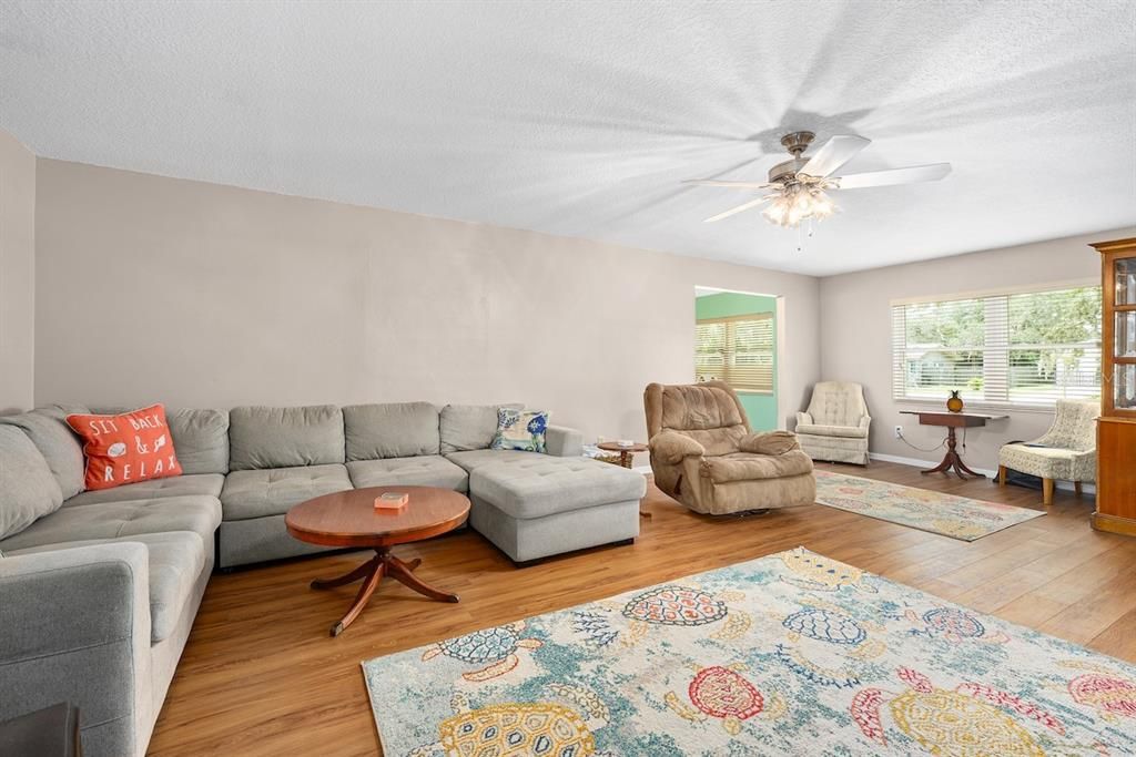 For Sale: $350,000 (3 beds, 2 baths, 1402 Square Feet)