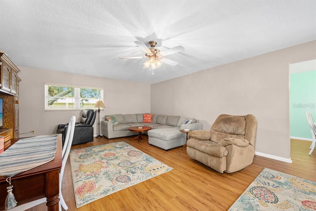 For Sale: $350,000 (3 beds, 2 baths, 1402 Square Feet)
