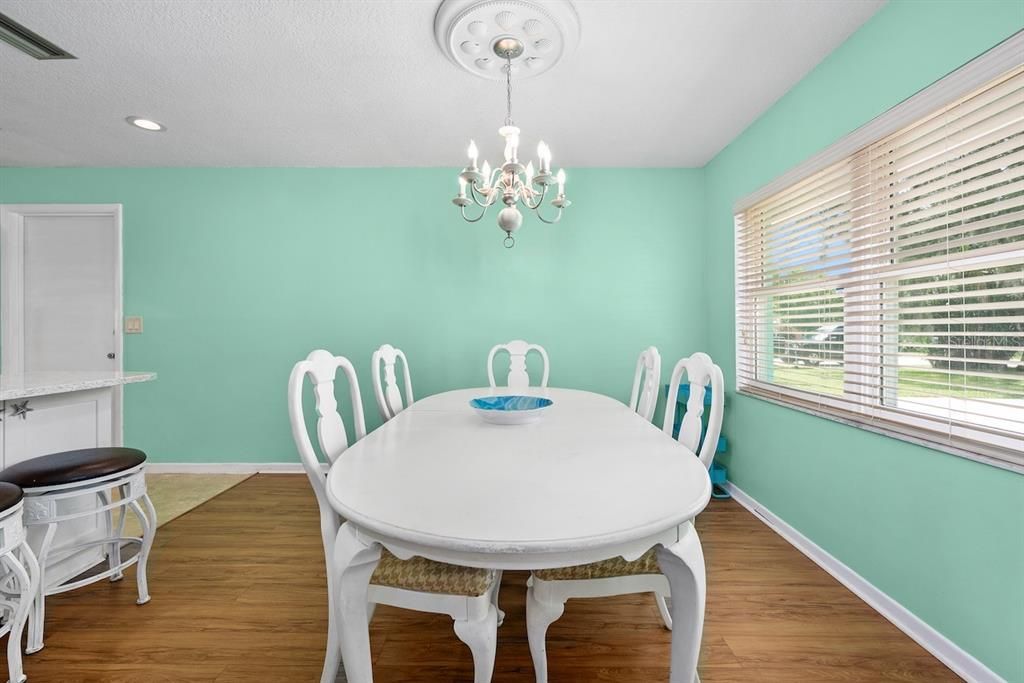 For Sale: $350,000 (3 beds, 2 baths, 1402 Square Feet)