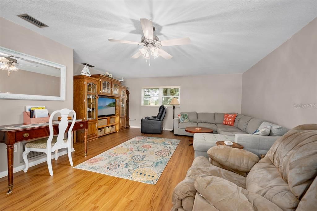 For Sale: $350,000 (3 beds, 2 baths, 1402 Square Feet)