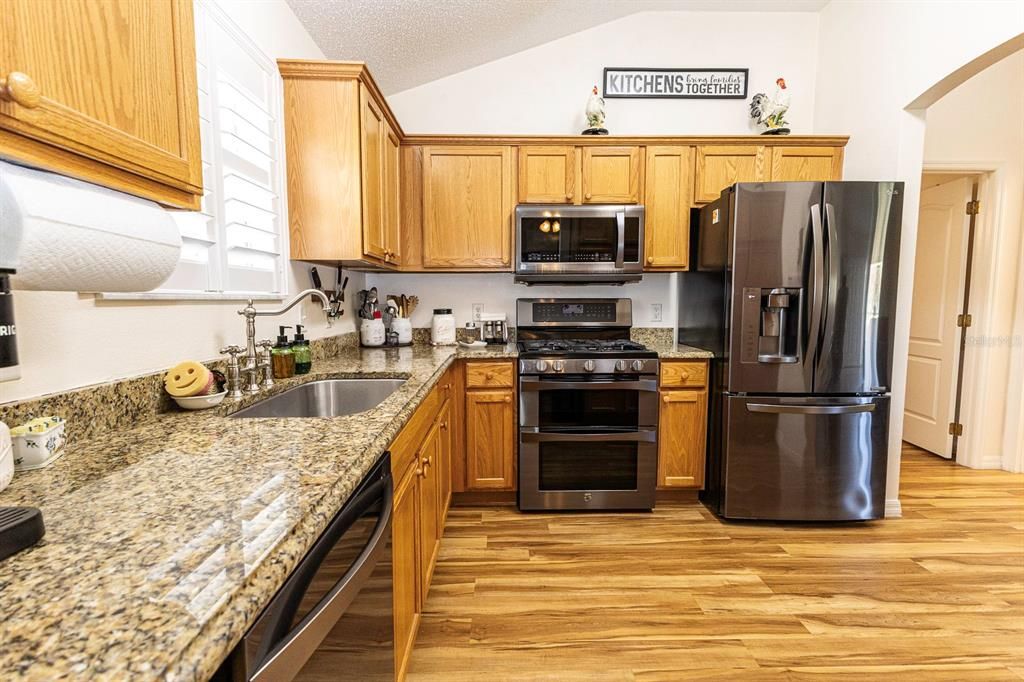 For Sale: $325,000 (2 beds, 2 baths, 1248 Square Feet)