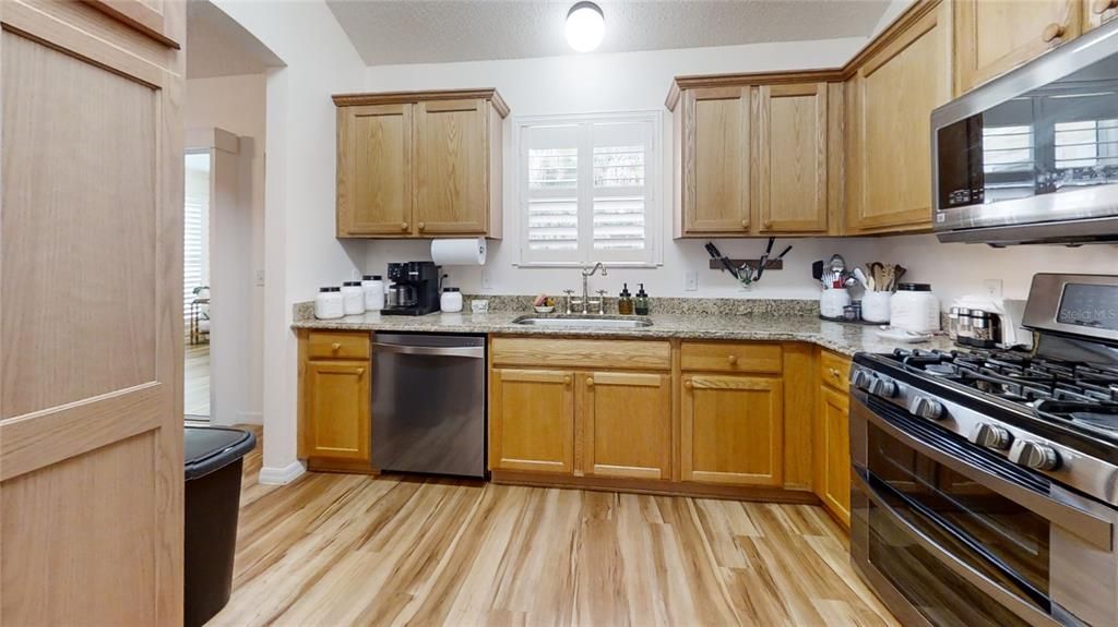For Sale: $325,000 (2 beds, 2 baths, 1248 Square Feet)