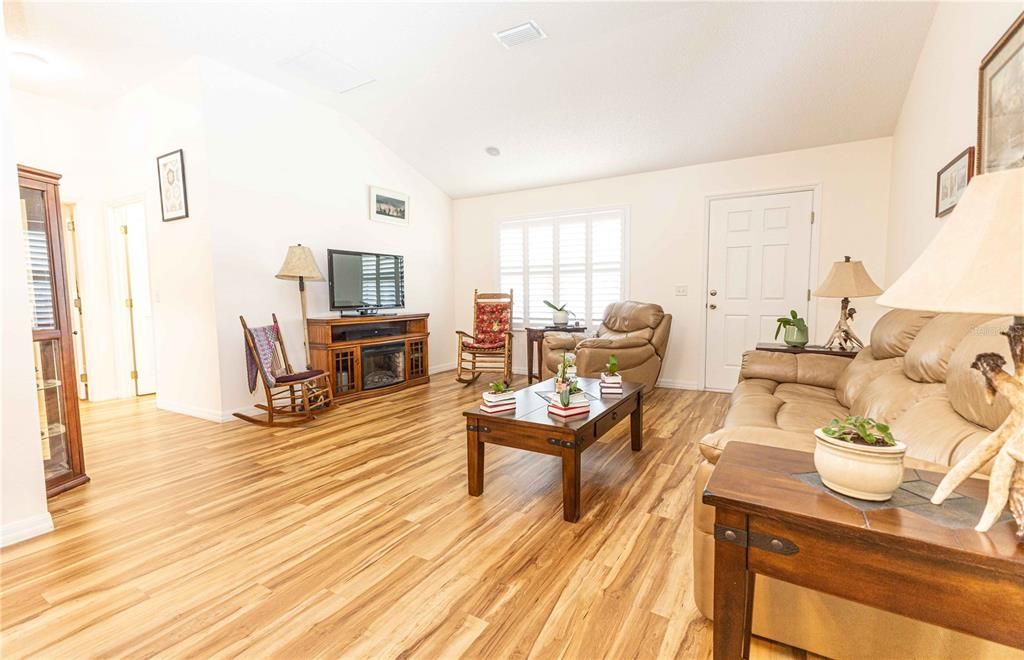For Sale: $325,000 (2 beds, 2 baths, 1248 Square Feet)