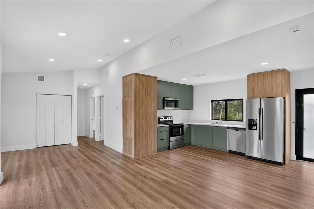 For Sale: $270,000 (3 beds, 3 baths, 1216 Square Feet)