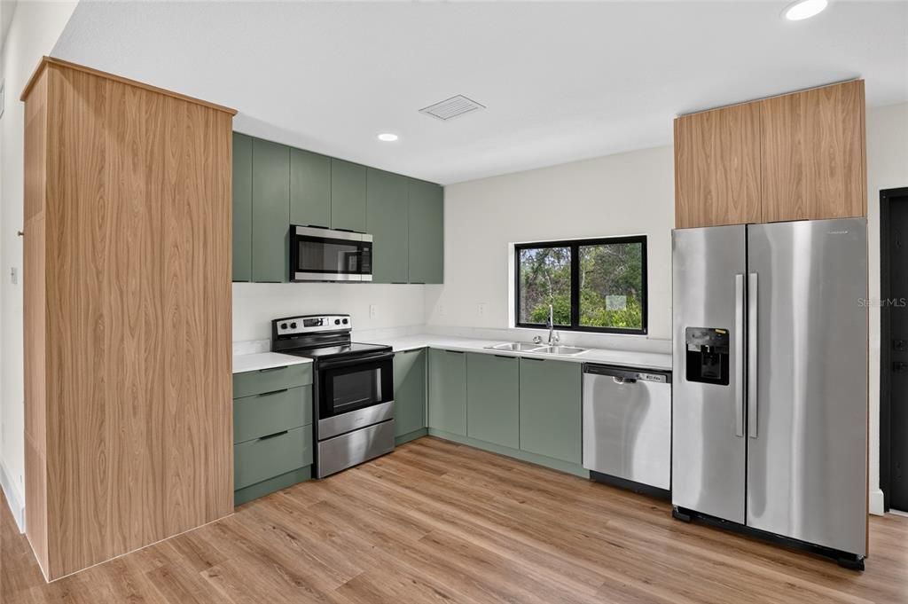 For Sale: $270,000 (3 beds, 3 baths, 1216 Square Feet)