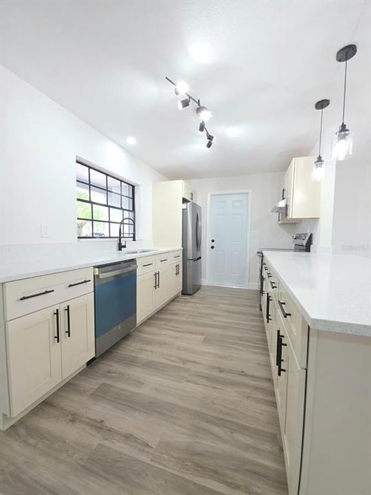 For Sale: $310,000 (4 beds, 2 baths, 1666 Square Feet)
