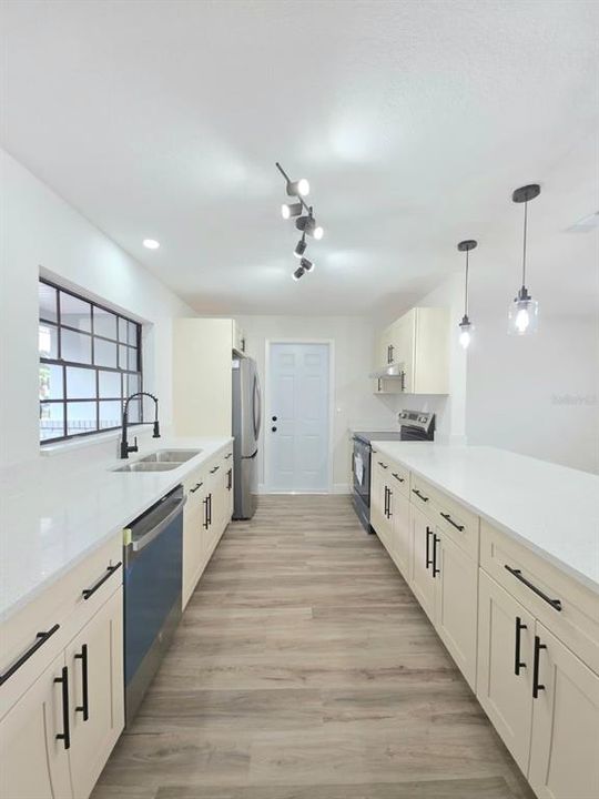 For Sale: $310,000 (4 beds, 2 baths, 1666 Square Feet)