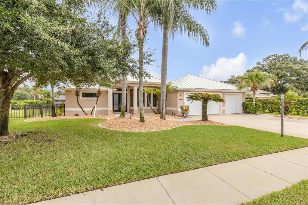 For Sale: $569,000 (3 beds, 3 baths, 2288 Square Feet)