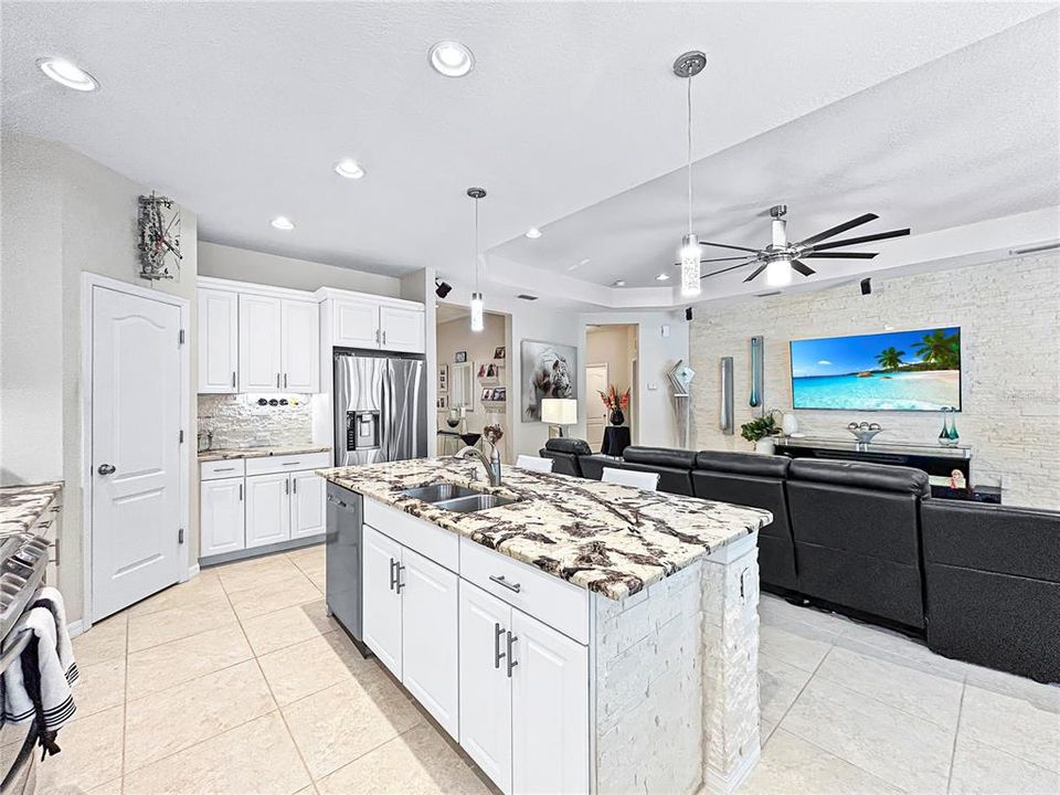 Под контрактом: $524,900 (3 спален, 2 ванн, 1958 Квадратных фут)