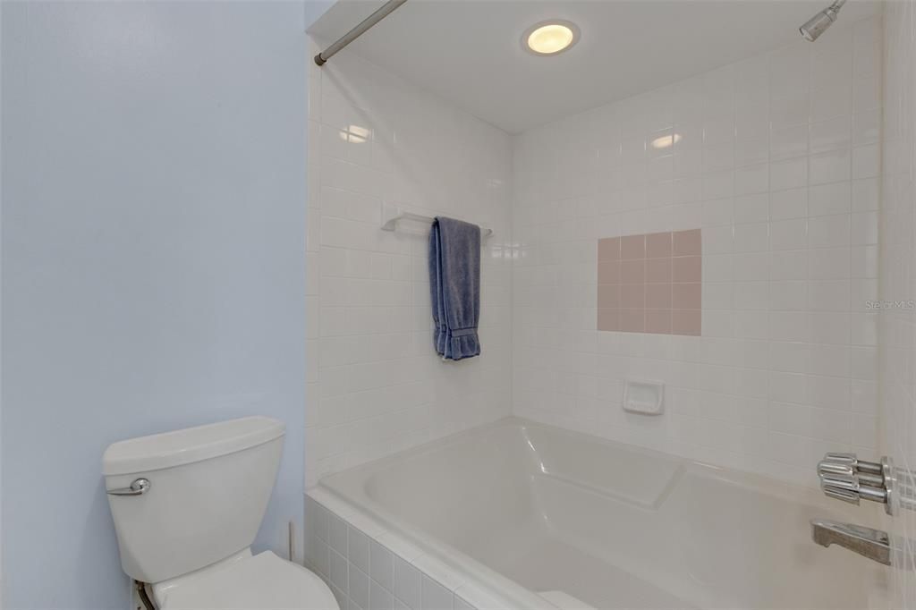 For Sale: $175,000 (2 beds, 2 baths, 1178 Square Feet)