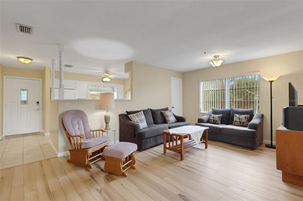 For Sale: $175,000 (2 beds, 2 baths, 1178 Square Feet)