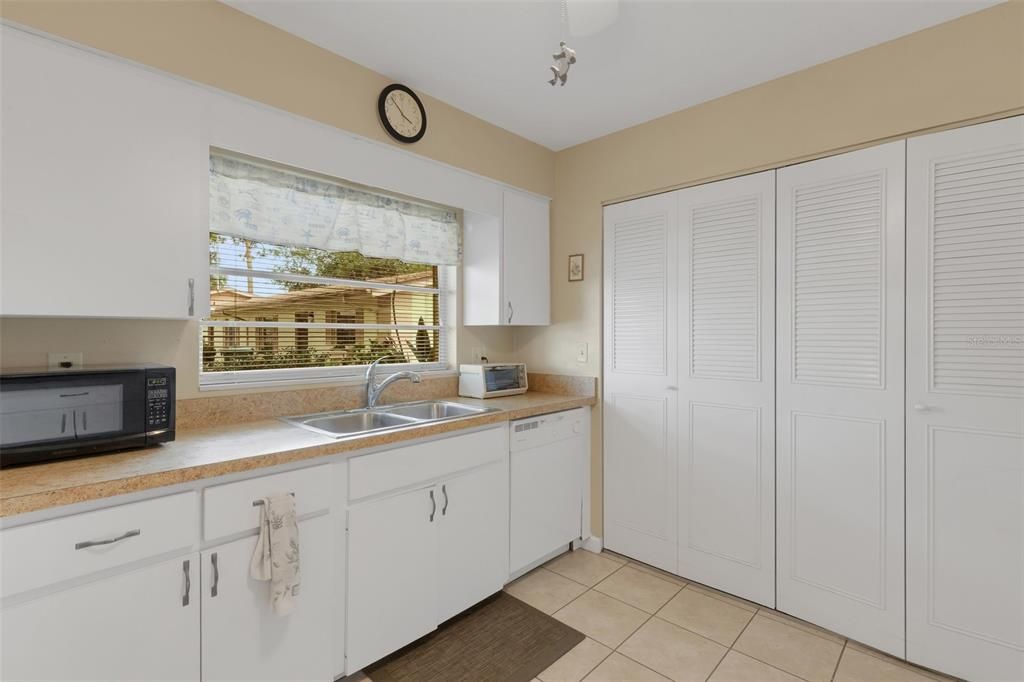 For Sale: $175,000 (2 beds, 2 baths, 1178 Square Feet)