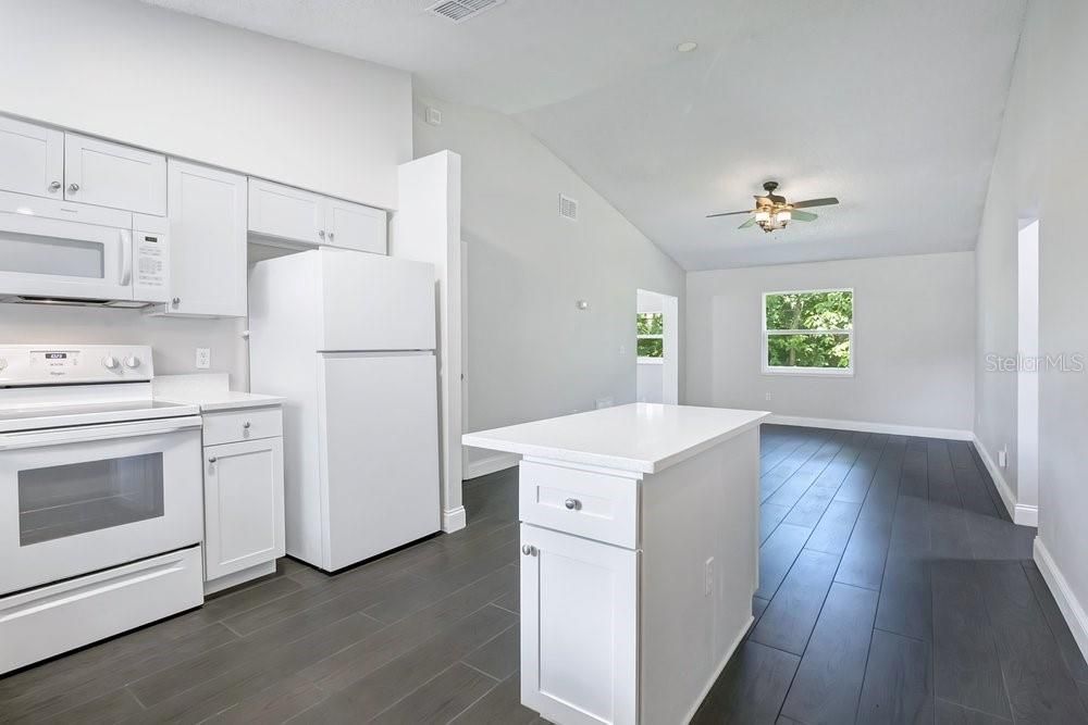 For Sale: $285,000 (2 beds, 1 baths, 800 Square Feet)