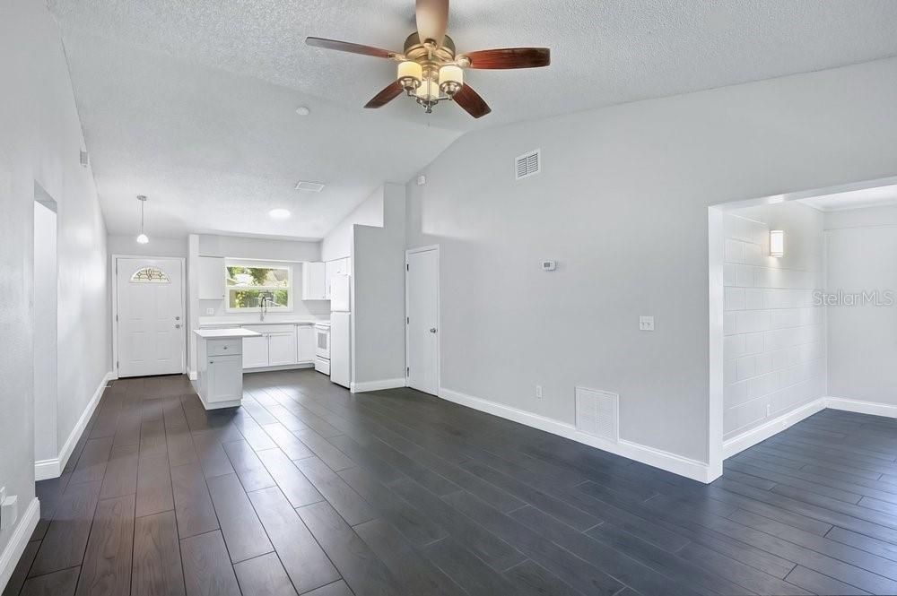 For Sale: $285,000 (2 beds, 1 baths, 800 Square Feet)