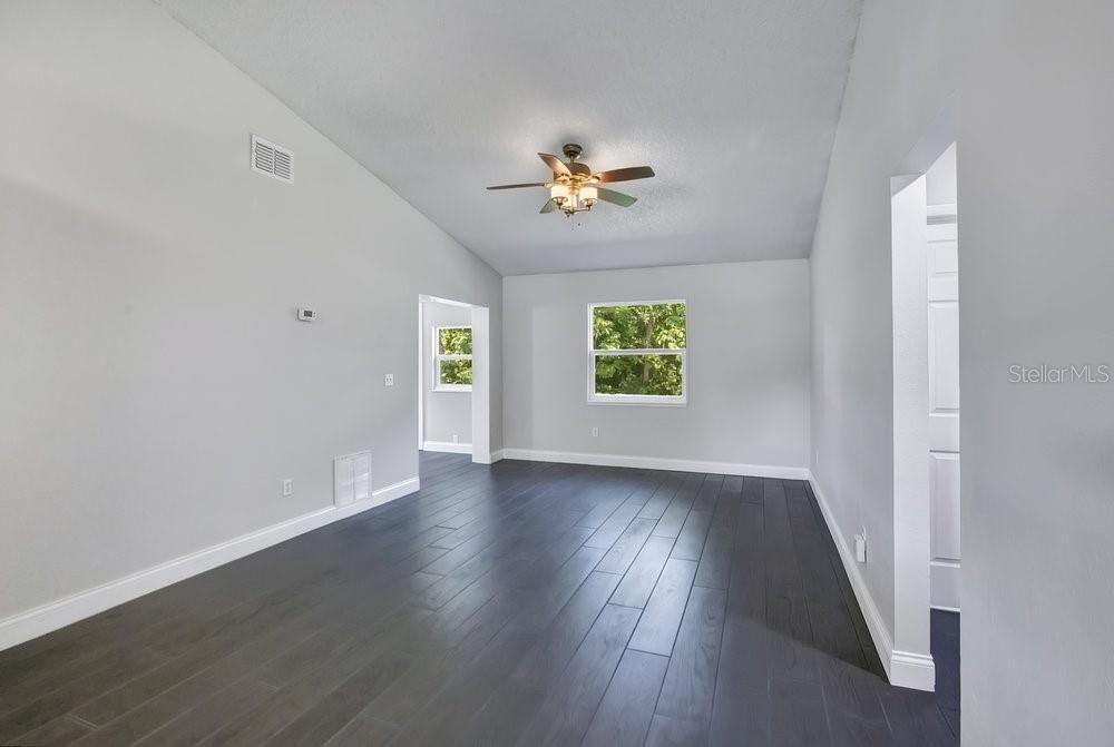 For Sale: $285,000 (2 beds, 1 baths, 800 Square Feet)