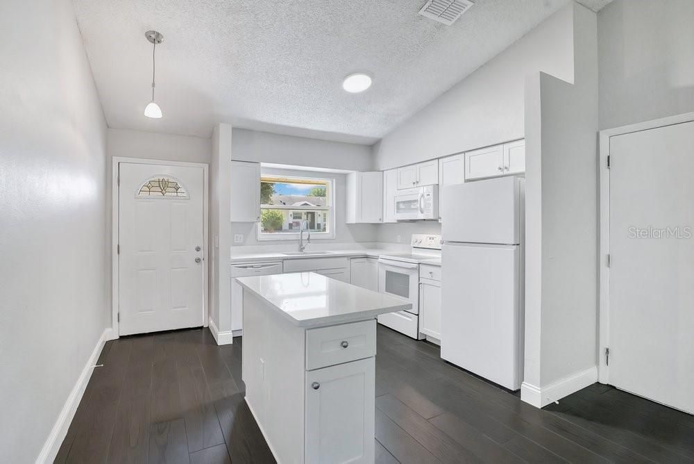 For Sale: $285,000 (2 beds, 1 baths, 800 Square Feet)