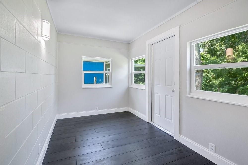For Sale: $285,000 (2 beds, 1 baths, 800 Square Feet)